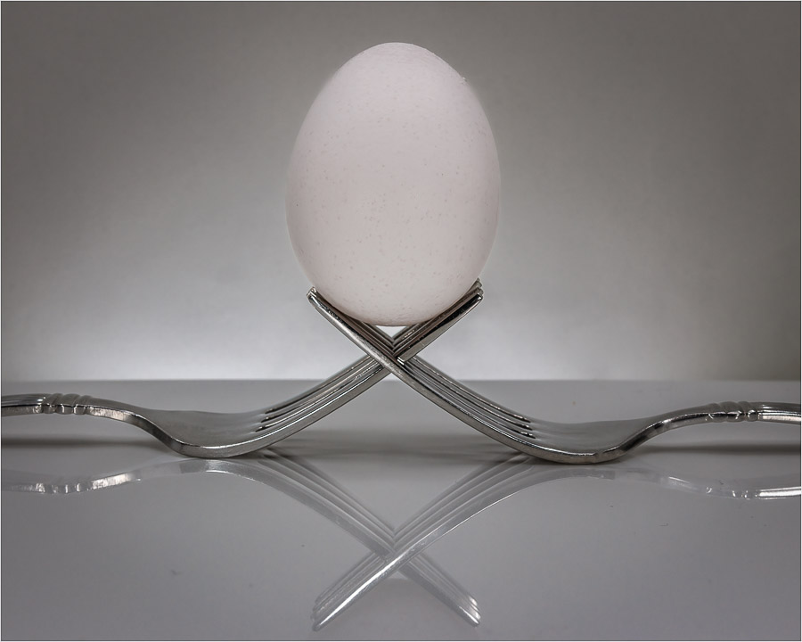 Vin Como-Creative-Egg Balanced On Forks-10 (IOM)